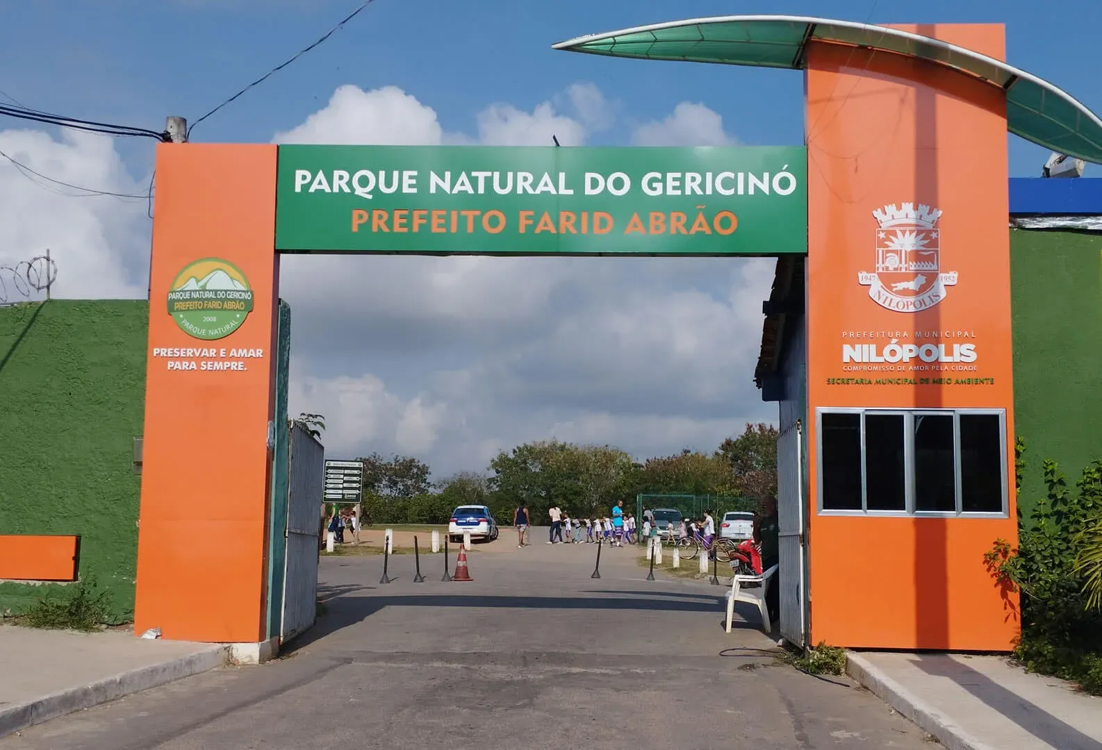 Portão de entrada do Parque Natural do Gericinó Prefeito Farid Abrão, em Nilópolis