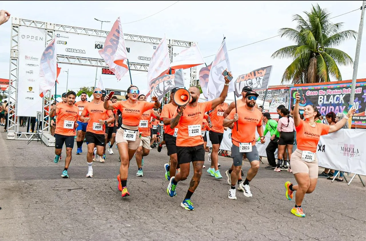 Rogério à frente do pelotão do Iguaçu Run, com megafone, perto da chegada de uma corrida